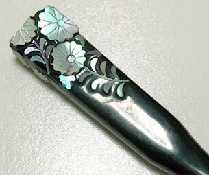 Một chiếc trâm khảm xà cừ. Ảnh: page.auctions.yahoo.co.jp